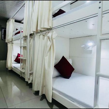 Qubestay Airport Capsule Hotel & Hostel Мумбаи Экстерьер фото