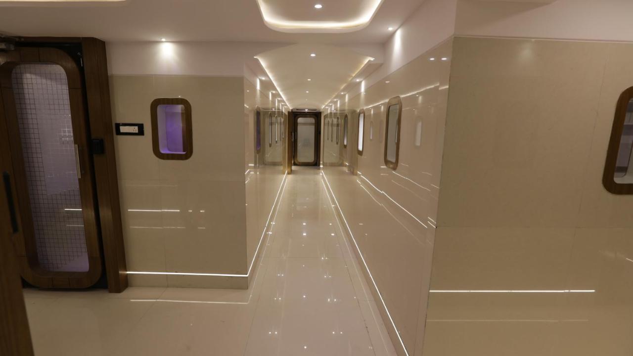 Qubestay Airport Capsule Hotel & Hostel Мумбаи Экстерьер фото