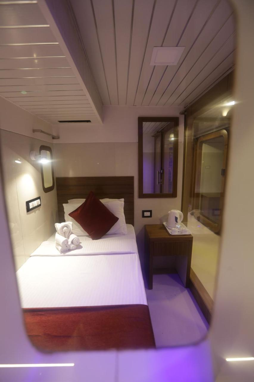 Qubestay Airport Capsule Hotel & Hostel Мумбаи Экстерьер фото