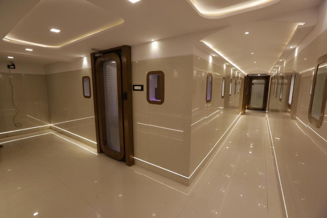 Qubestay Airport Capsule Hotel & Hostel Мумбаи Экстерьер фото
