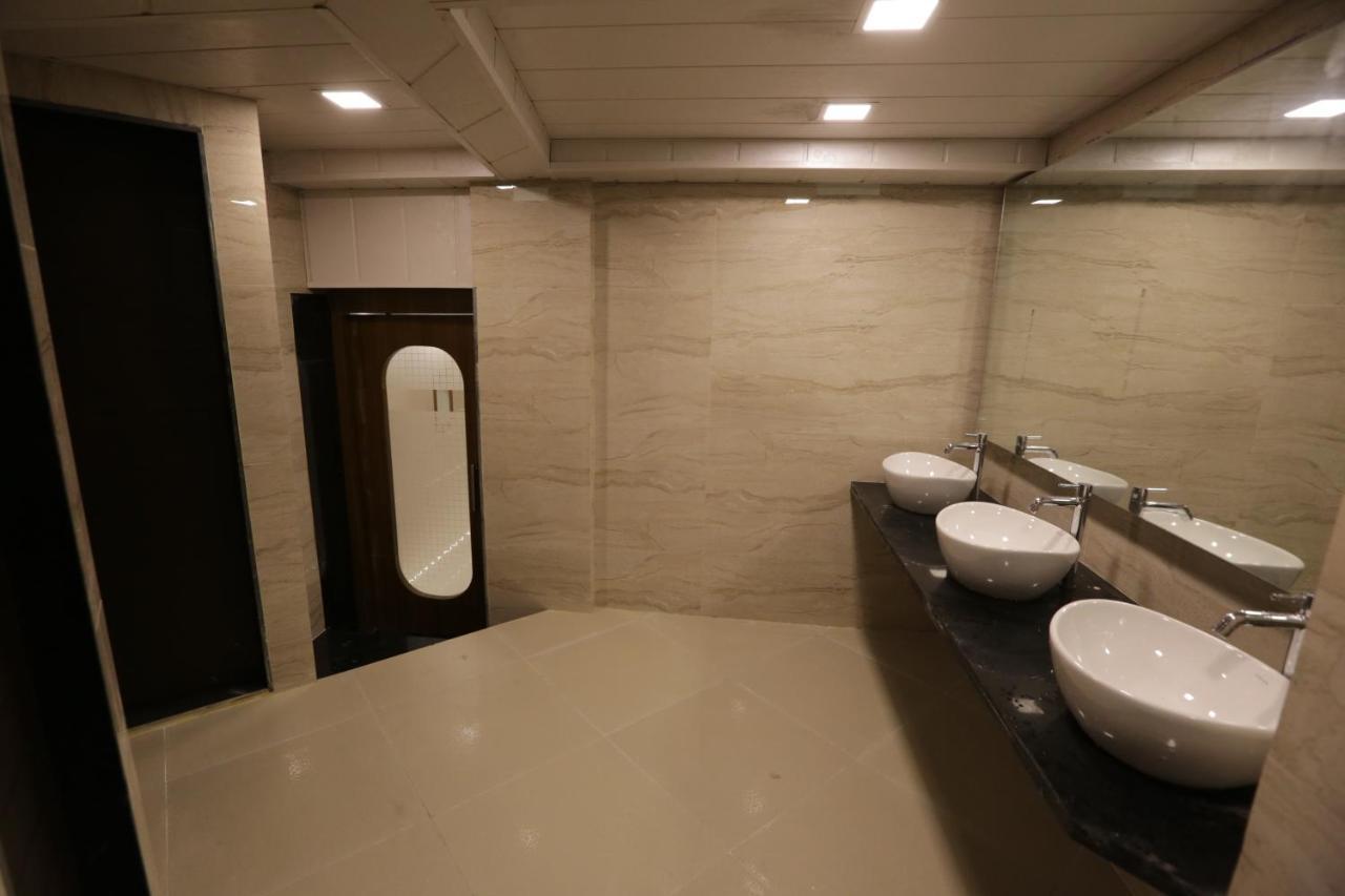 Qubestay Airport Capsule Hotel & Hostel Мумбаи Экстерьер фото
