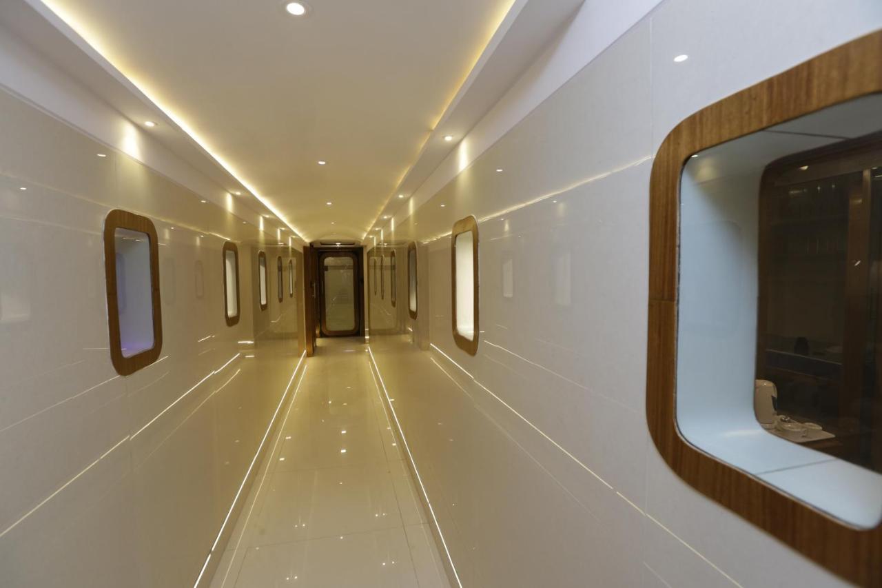 Qubestay Airport Capsule Hotel & Hostel Мумбаи Экстерьер фото