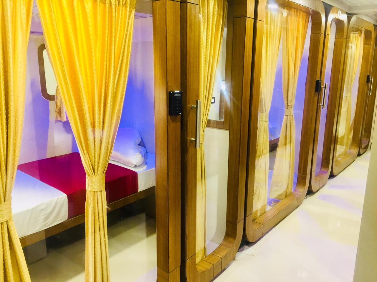 Qubestay Airport Capsule Hotel & Hostel Мумбаи Экстерьер фото