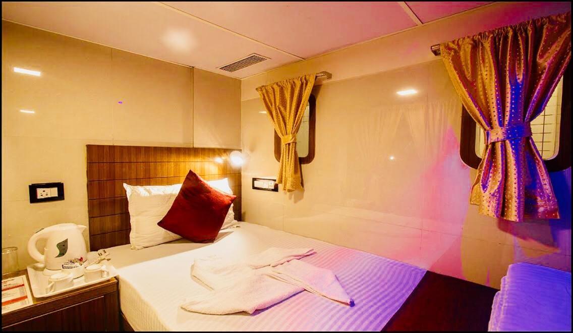 Qubestay Airport Capsule Hotel & Hostel Мумбаи Экстерьер фото