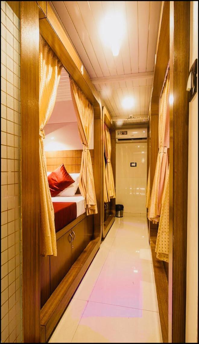 Qubestay Airport Capsule Hotel & Hostel Мумбаи Экстерьер фото